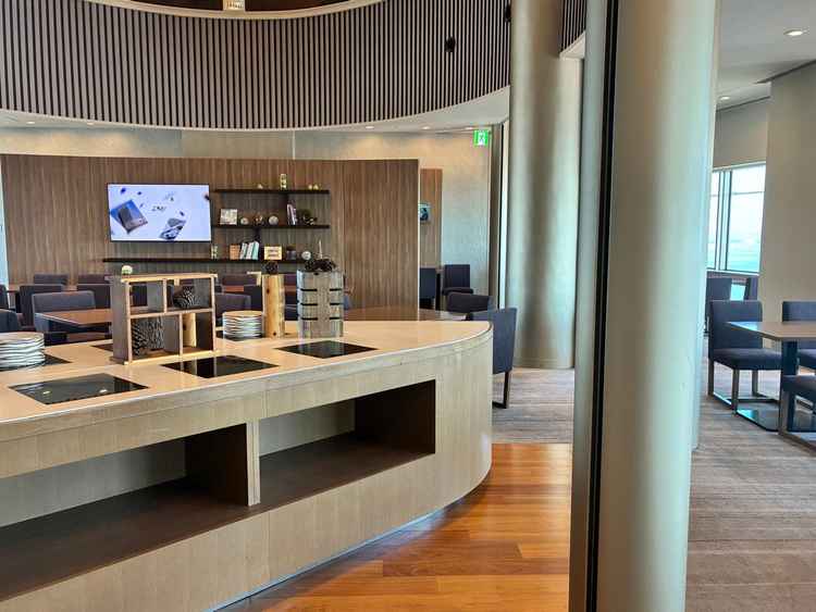 待合室。洗練された雰囲気のもと、ゲストの皆さんが話に花を咲かせられる空間。