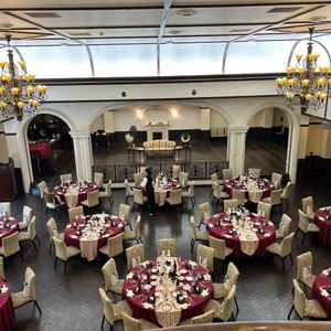 披露宴会場、最大150名までで人数多い式もできる。自然光が入るのもいい