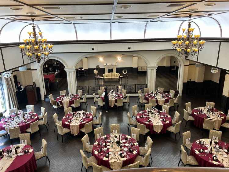 披露宴会場、最大150名までで人数多い式もできる。自然光が入るのもいい