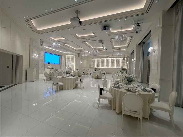 披露宴会場も広くて明るく、白を基調とした色合いだった。