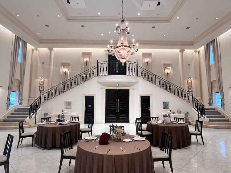 披露宴会場です。階段からおりるとお姫様気分を味わえると思います。また白基調でお城のようでした。