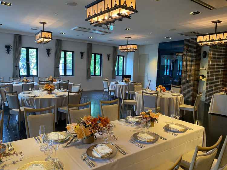 もうひとつの披露宴会場です。床や壁に暗めの色を取り入れたカジュアルな会場です。