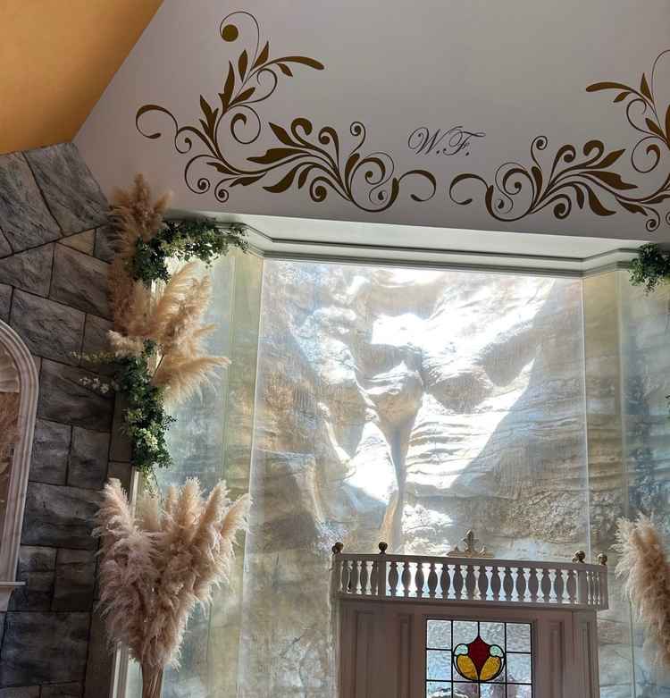 誓いのタイミングで滝が流れるチャペル