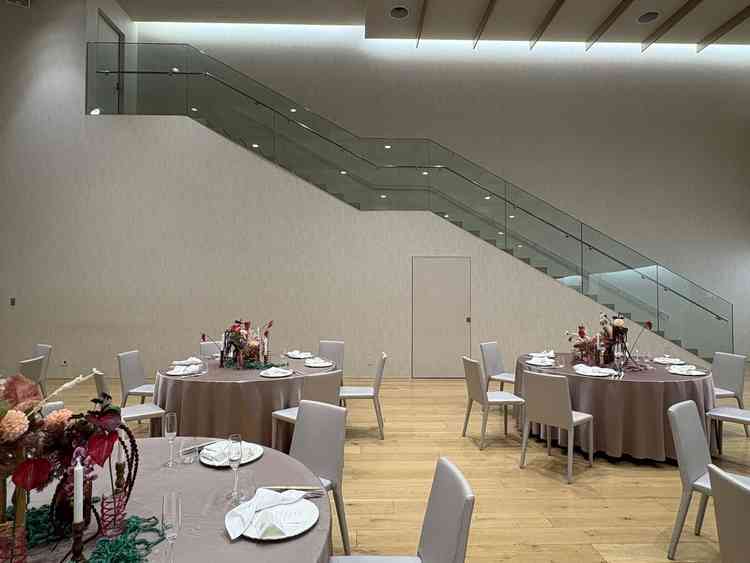 階段が印象的な白を基調とした披露宴会場