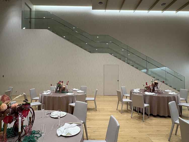 階段が印象的な白を基調とした披露宴会場