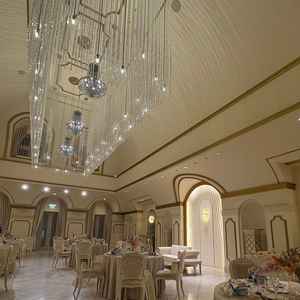 披露宴会場、デビュタント。天井から吊り下げられたスワロフスキーが輝いている。