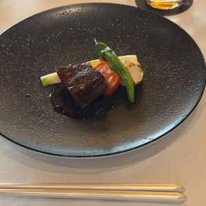 試食会のメイン料理写真です。とても高級感もあり、パンは会食中おかわり可能とのことでした。