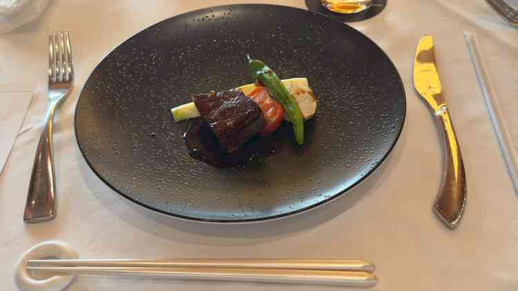 試食会のメイン料理写真です。とても高級感もあり、パンは会食中おかわり可能とのことでした。