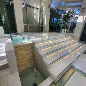 水が流れていて、水のせせらぎが聞こえます。