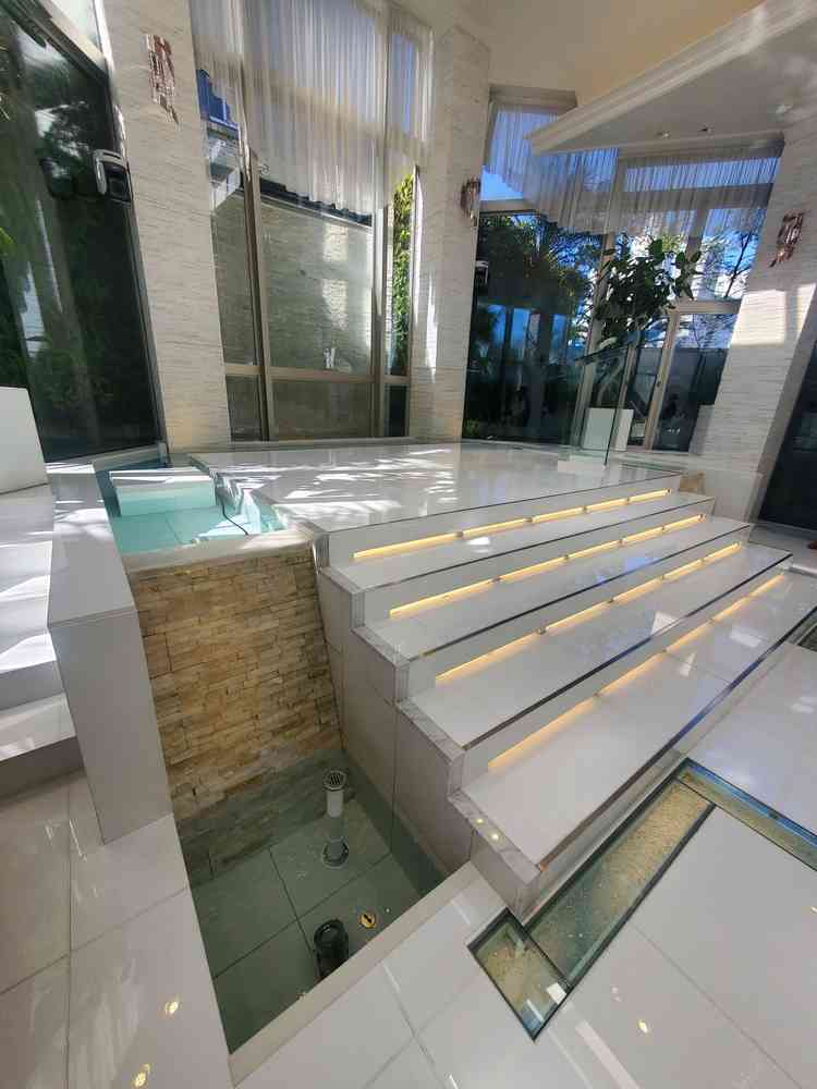 水が流れていて、水のせせらぎが聞こえます。