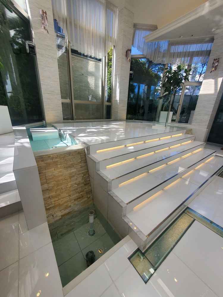 水が流れていて、水のせせらぎが聞こえます。