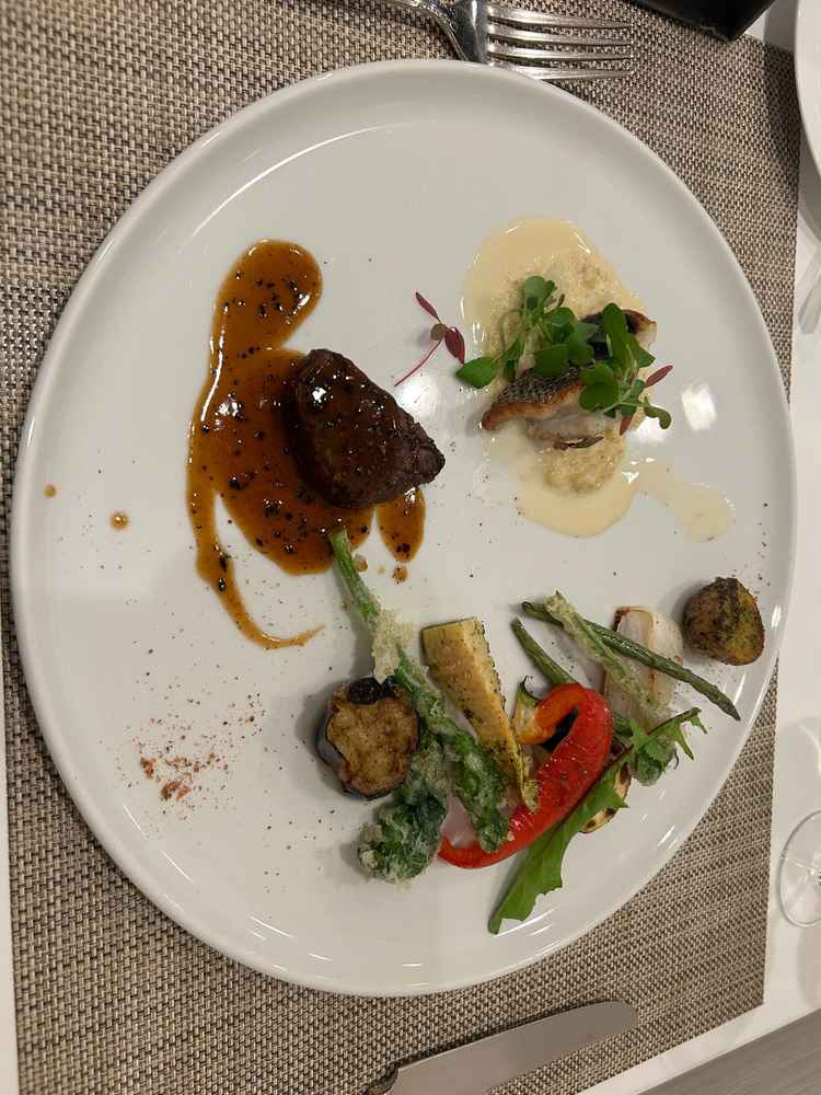 メインの魚と肉