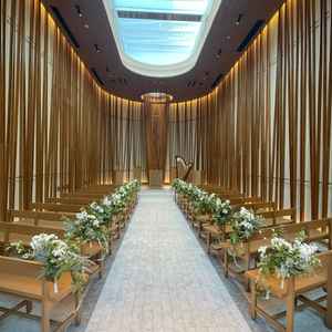 木の温もりが素敵なチャペル全体の写真。木の数は365本で、1年の刻を示しているそうです。