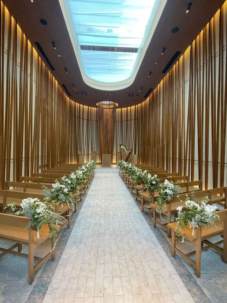 木の温もりが素敵なチャペル全体の写真。木の数は365本で、1年の刻を示しているそうです。