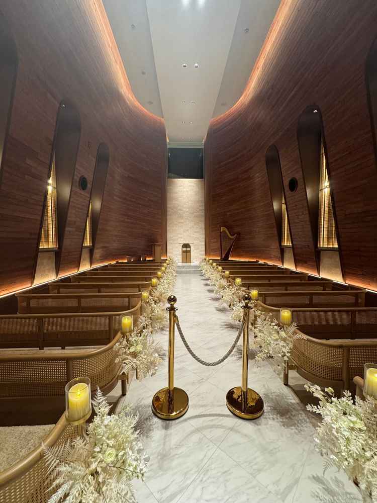 夜に伺いましたがチャペルがとても明るく開放感がありました。