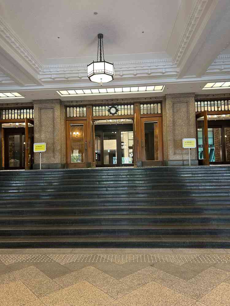 エントランスです。こちらで挙式をあげるようです。屋根はありますがドアはないのでほぼ外です。