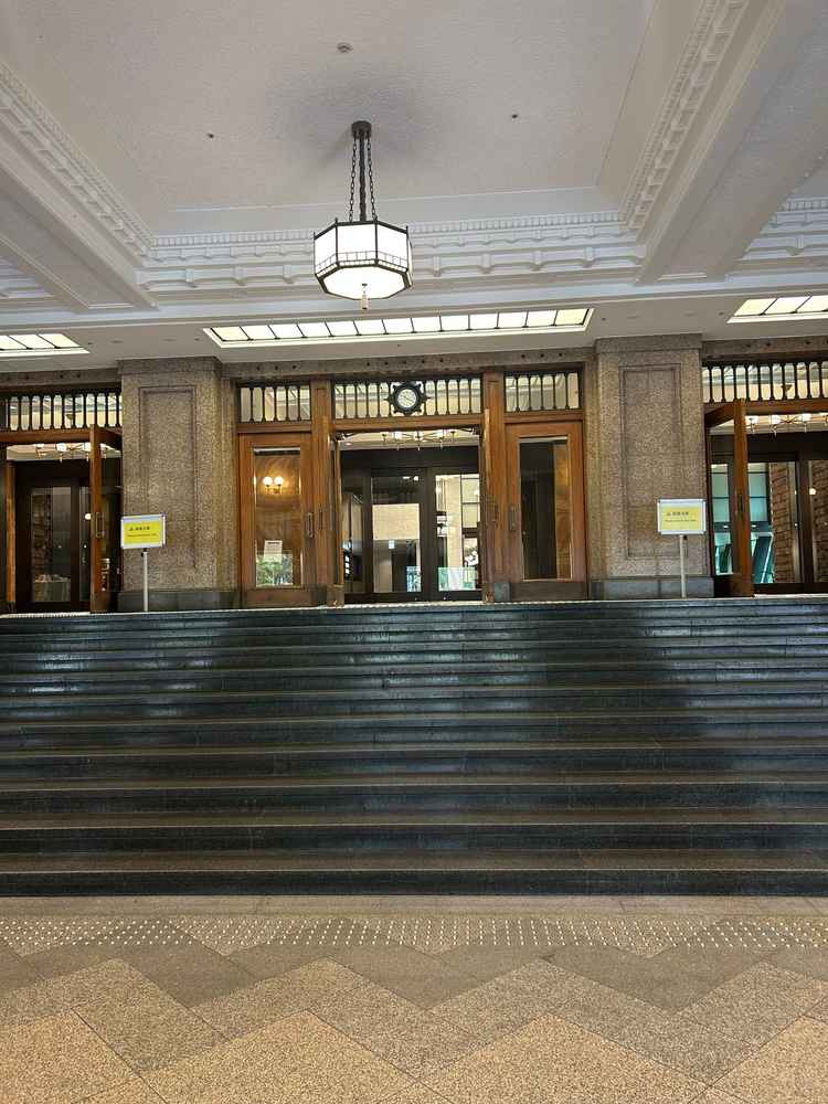 エントランスです。こちらで挙式をあげるようです。屋根はありますがドアはないのでほぼ外です。