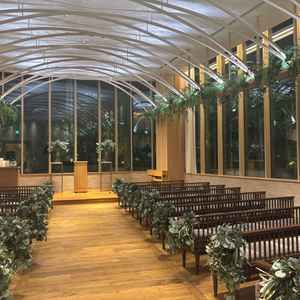 夜の見学だったので自然光は感じられなかったが、天井も高く開放的なチャペルだった。