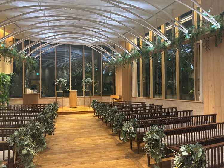 夜の見学だったので自然光は感じられなかったが、天井も高く開放的なチャペルだった。