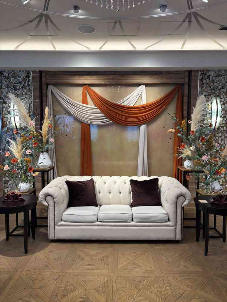 ソファーバージョンの高砂。後ろのカラーや装花の違いも見れた。