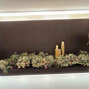 披露宴会場へ繋がる廊下の装飾。この花は標準で付属しているとのこと。