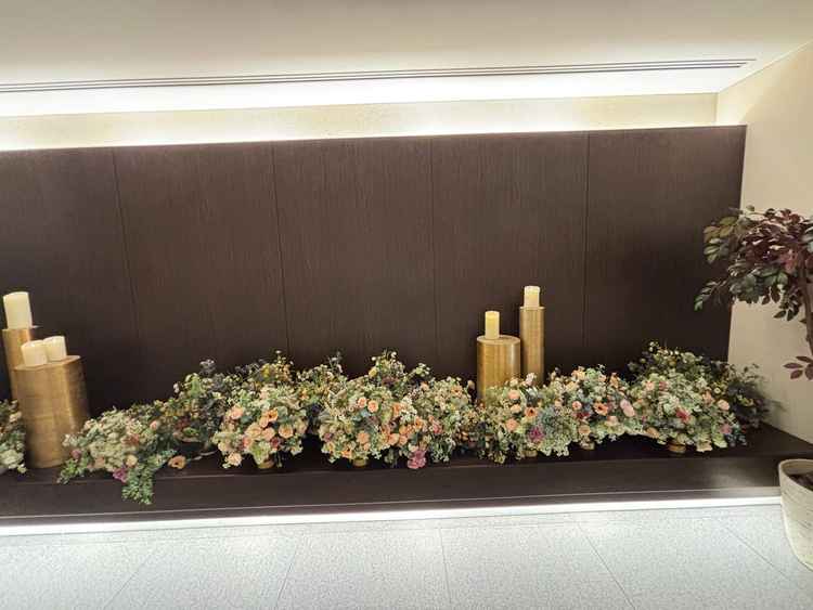 披露宴会場へ繋がる廊下の装飾。この花は標準で付属しているとのこと。