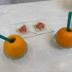 ウェルカムパーティーで提供される料理の写真。美味しいだけでなく楽しい食事が可能でした。