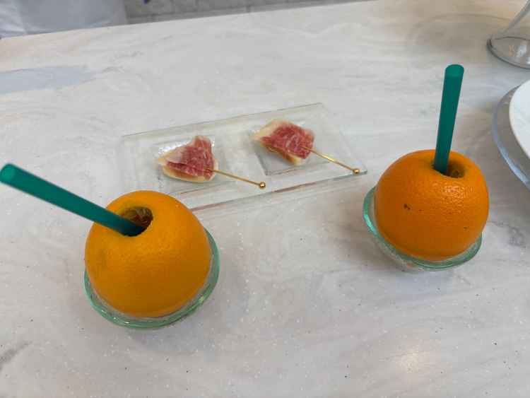 ウェルカムパーティーで提供される料理の写真。美味しいだけでなく楽しい食事が可能でした。