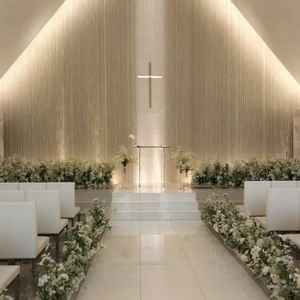 白を基調とした創りで、スワロフスキーが壁に散りばめられて綺麗