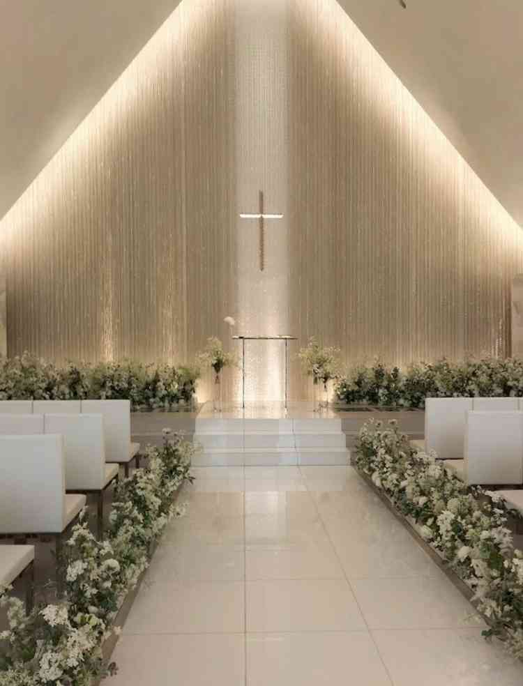 白を基調とした創りで、スワロフスキーが壁に散りばめられて綺麗