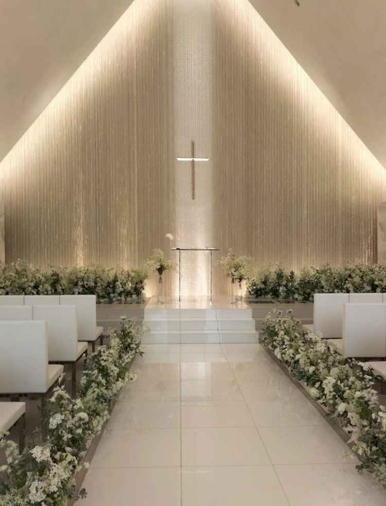 白を基調とした創りで、スワロフスキーが壁に散りばめられて綺麗