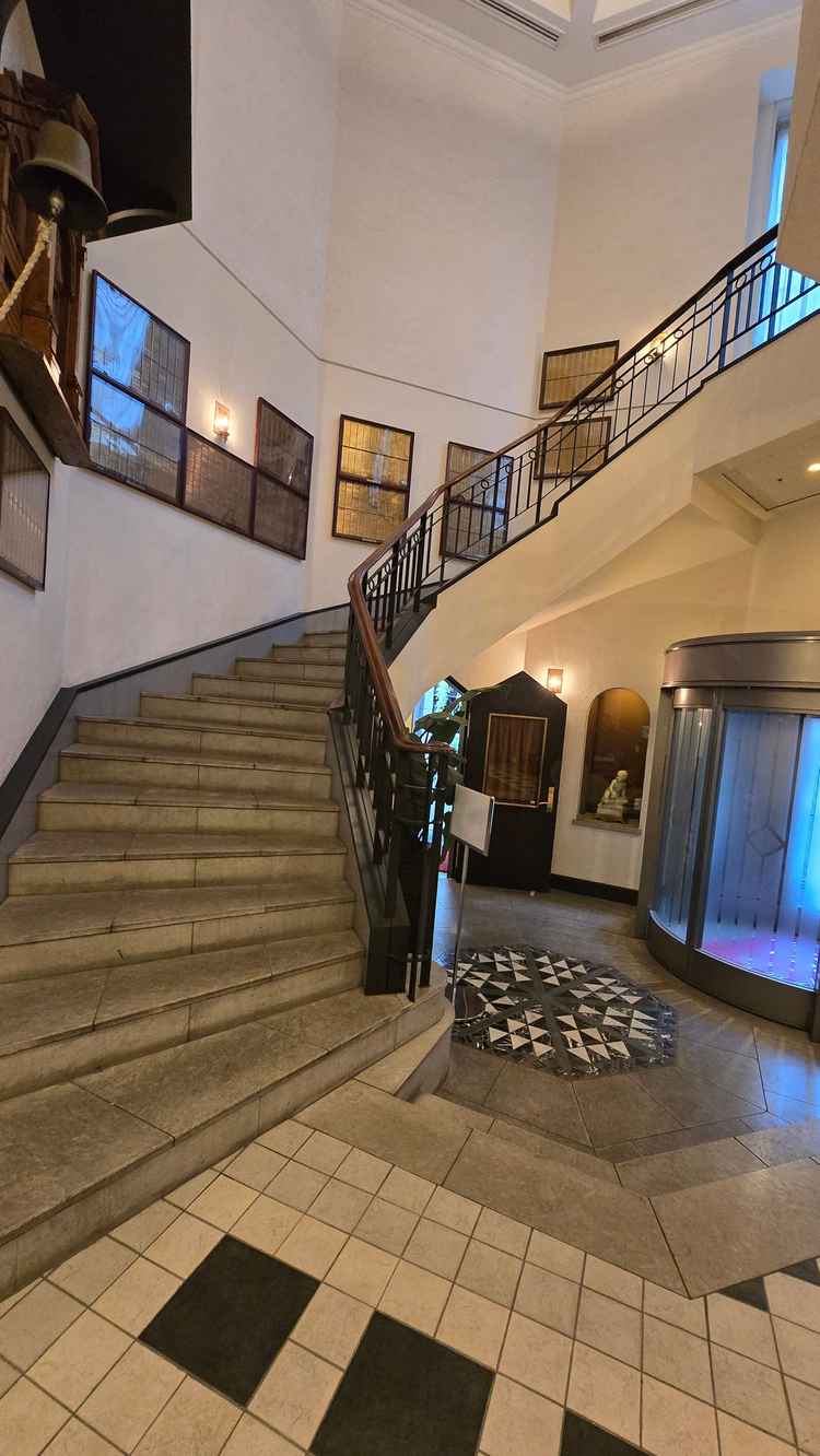 螺旋階段。ドレスで写真を撮るのもきれいそう。