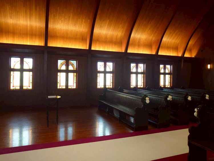 ステンドグラスからは柔らかい光が