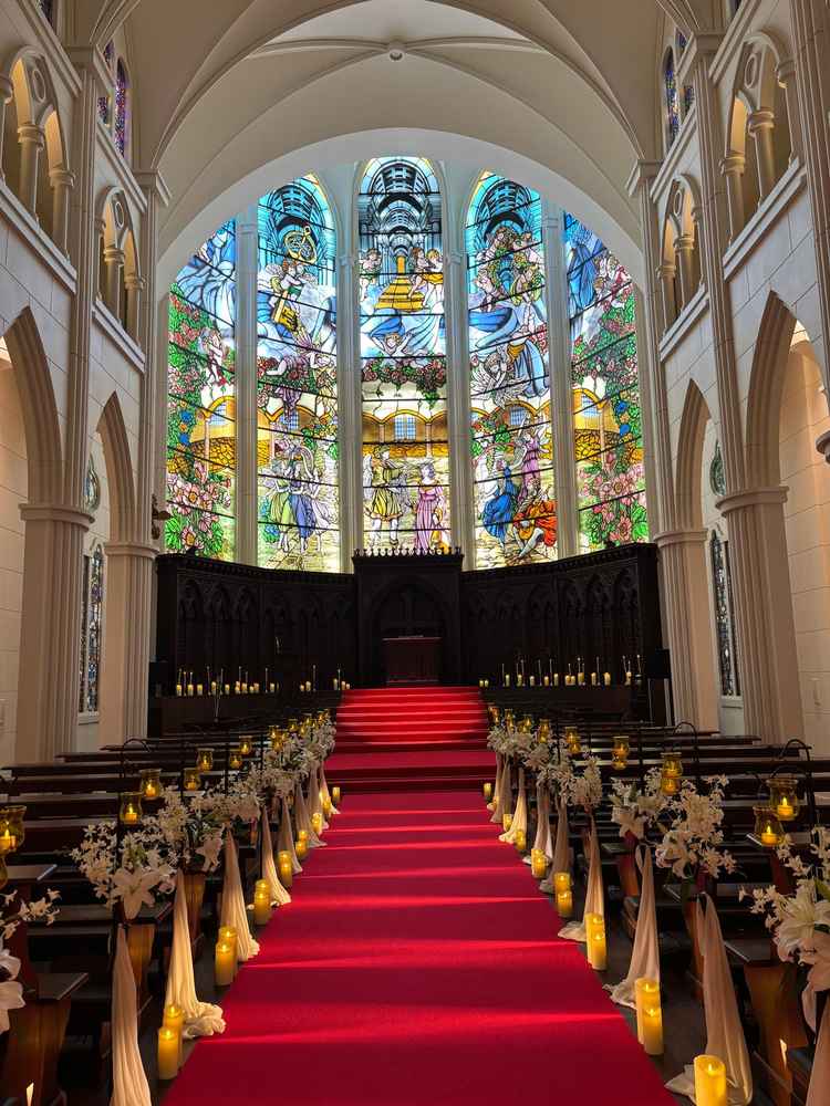 大聖堂内のレッドカーペットが印象的でした。