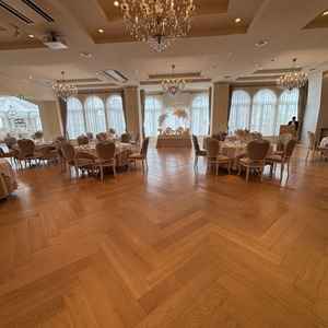 １つ目の披露宴会場。シャンデリアがあり、華やか。