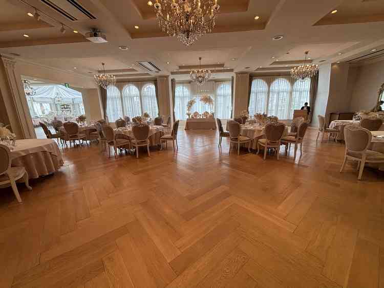 １つ目の披露宴会場。シャンデリアがあり、華やか。