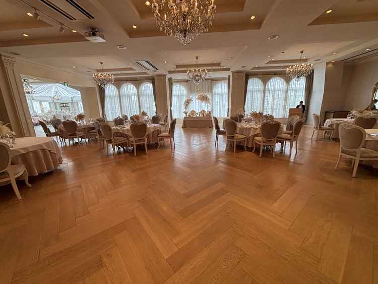 １つ目の披露宴会場。シャンデリアがあり、華やか。