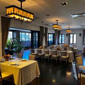 黒を基調とする披露宴会場の全体の写真。全体的にシックにまとまっていて好みだった。