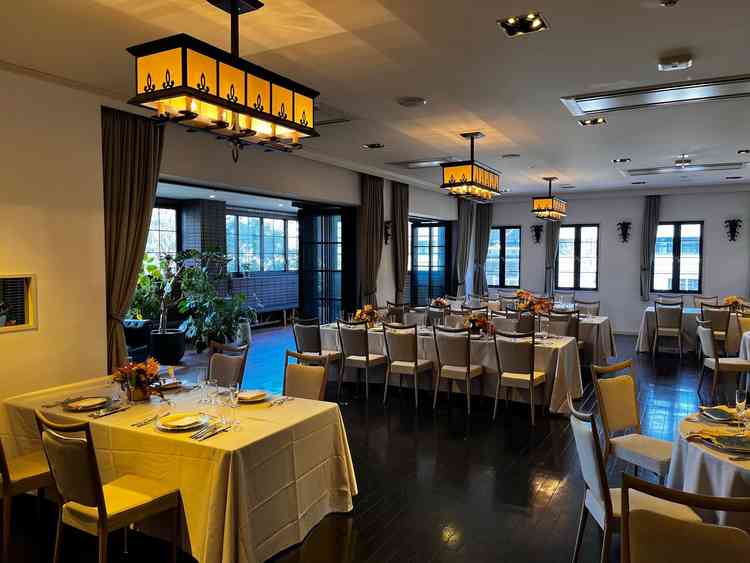 黒を基調とする披露宴会場の全体の写真。全体的にシックにまとまっていて好みだった。