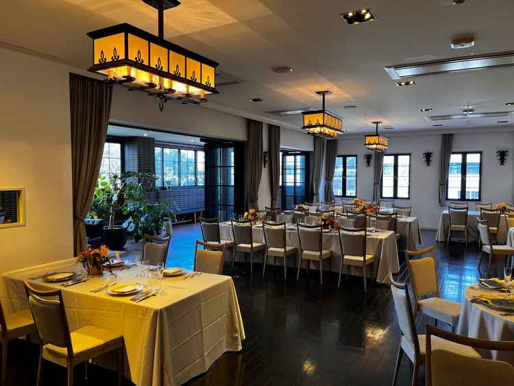 黒を基調とする披露宴会場の全体の写真。全体的にシックにまとまっていて好みだった。