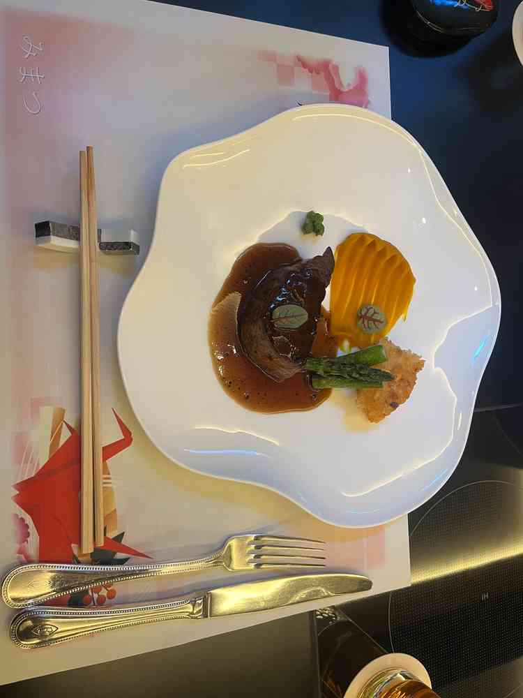 試食。メインディッシュ。採用スタイルのもの。中位のコース試食だったが、味は確か。