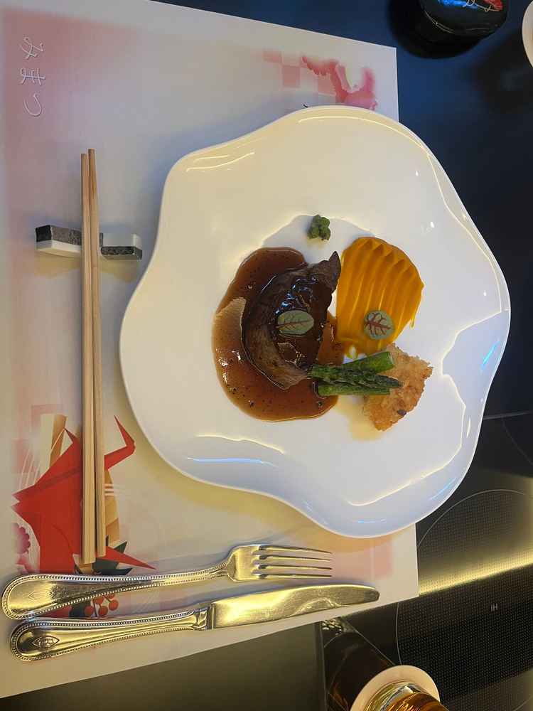 試食。メインディッシュ。採用スタイルのもの。中位のコース試食だったが、味は確か。