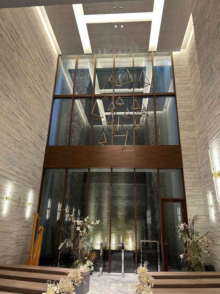 チャペル。表参道エリアで1番の天高とのことで開放感がありました。