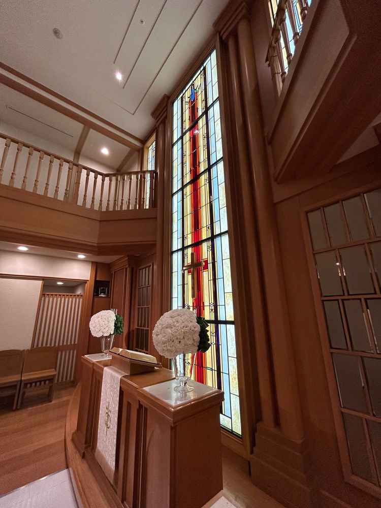写真ではチャペルは天井が低いように見えていたが、奥のスペースは天井が高く開放感があった。