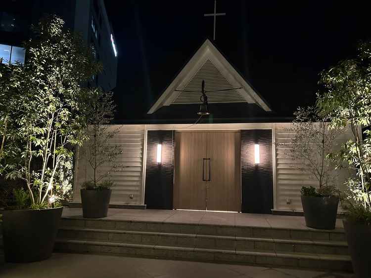 挙式会場の入り口です。外に面しており、緑もあり特別感を感じます。フラワーシャワー等もできるとのこと。