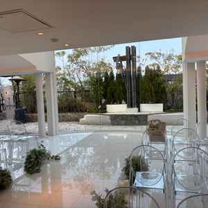 正面が全てガラス張りなので開放的で自然も感じられる。テラスで写真を撮れるのも良かった