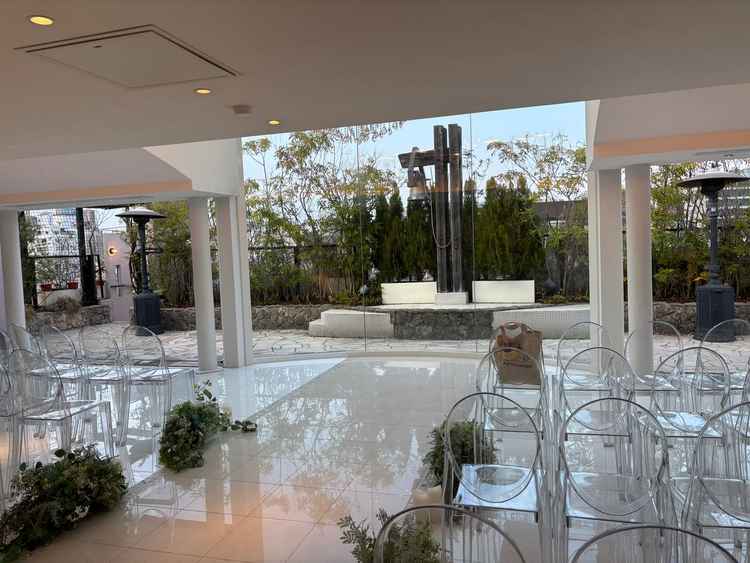 正面が全てガラス張りなので開放的で自然も感じられる。テラスで写真を撮れるのも良かった