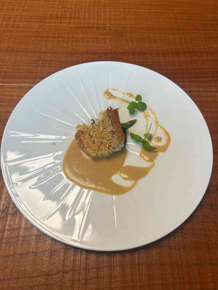 鯛の鱗焼きです。食感、見た目、ソース、全て印象に残りました。