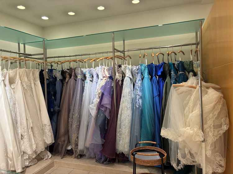 4000着以上のドレスの中から気に入ったものを選ぶことがてきるドレスサロン。