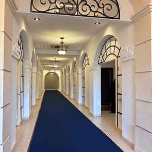 ロビーの様子。青いカーペットと白い壁のコントラストが綺麗。